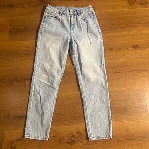 American Eagle Outfitters Light Wash Straight Leg Jeans….Mom Jean
